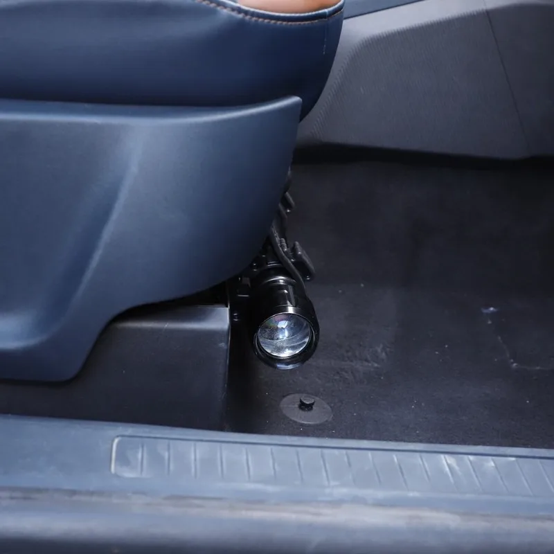 Uchwyt na latarkę pod siedzeni – Car Accessories Under 1000 recenzja i cena