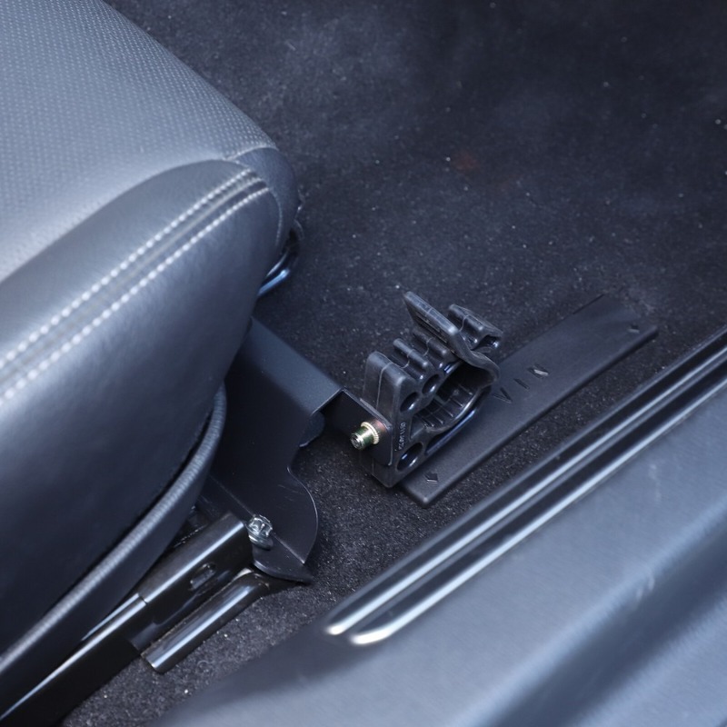 Uchwyt na latarkę pod siedzeni – Car Accessories Under 1000 recenzja i cena